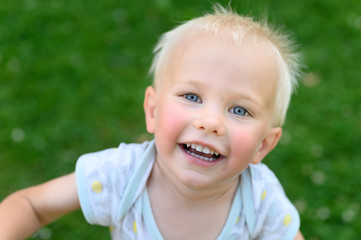 fr&ouml;hliches Kind