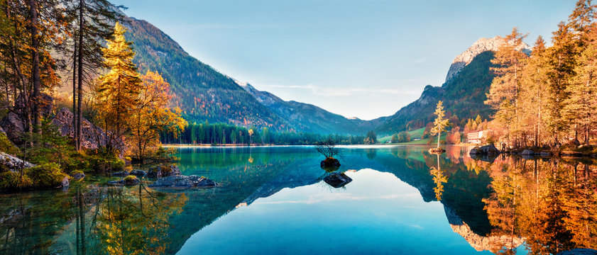 Fototapeta Fantastyczna jesienna panorama na jeziorze Hintersee. Kolorowy ranku widok Bawarscy Alps na Austriackiej granicy, Niemcy, Europa. Piękno natury pojęcia tło.