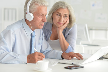 Obraz premium Portrait of successful senior businesspeople working together in modern office