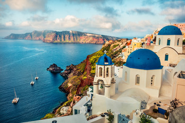 Naklejka premium Mglisty poranek na wyspie Santorini. Atrakcyjna wiosna pejzaż słynnego greckiego kurortu Fira, Grecja, Europa. Podróżowanie koncepcja tło. Efekt Ortona.