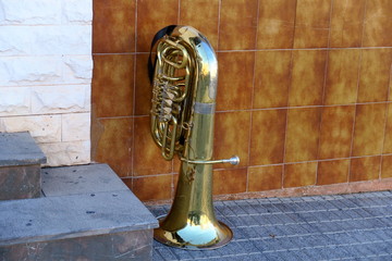 Tuba en cuivre posé sur le sol.