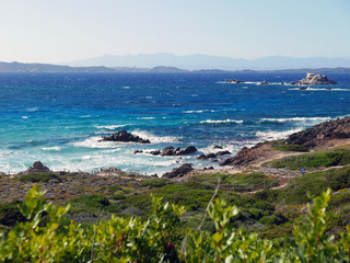 Fototapeta na wymiar il bel mare blu e limpido dell'isola de La Maddalena in Sardegna in Italia