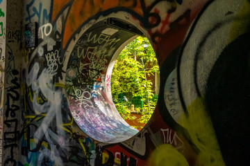 Graffiti Mauer in Berlin mit Durchguck Loch