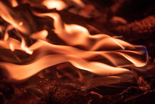 fogata con flamas surrealistas