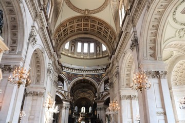 Naklejka premium La cathédrale Saint Paul de Londres - Royaume Uni - Vue intérieure de la nef ou allée centrale