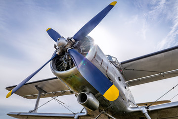 Fototapeta na wymiar propeller of an historic aircraft against the sun