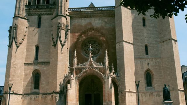 Parvis de la cath&eacute;drale de Mende avec branche au 1er plan.