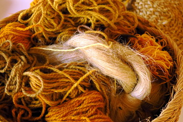 échevaux de laine et de fils.