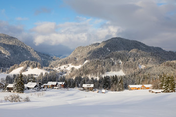 Winterliche Landschaft mit schnee bedeckt