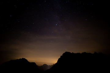 In montagna ad osservare la via lattea