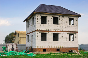 Fototapeta na wymiar House of aerated concrete blocks, roof already made