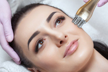 The cosmetologist does rf-lifting. Rf lifting procedure in a beauty salon.