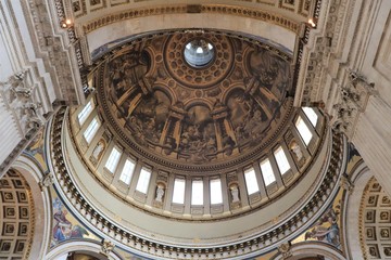 Naklejka premium Cathédrale Saint Paul de Londres - Angleterre - Vue intérieure - Vue du plafond de la coupole
