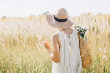 woman natural clothes eco mesh string bag wildflowers