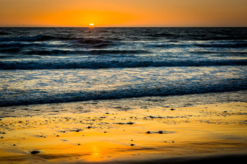 Sonnenuntergang mit Wellen