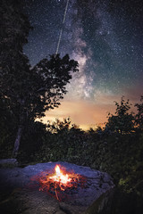 Naklejka premium Campfire under the stars