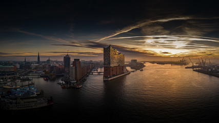 Elbphilharmonie und Hafencity bei Sonnenaufgang © Jonas Weinitschke