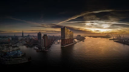 Elbphilharmonie und Hafencity bei Sonnenaufgang © Jonas Weinitschke
