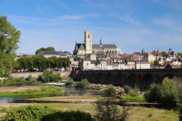 Fototapeta na wymiar Stadtpanorama von Nevers an der Loire