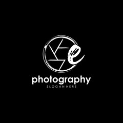 Initial letter E linked inside signature minimalist luxurious photography.