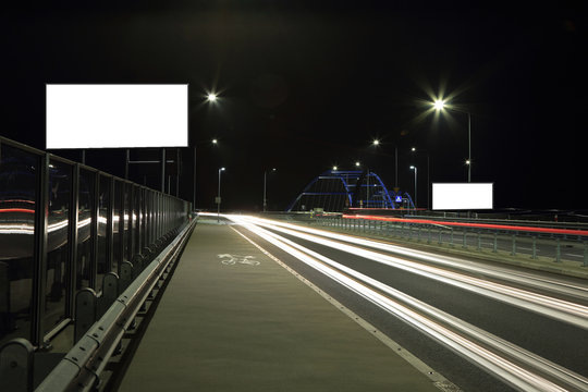 Światła Samochodów W Nocy Na Autostradzie, Bilbord Reklamowy.