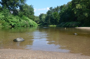 Fluss mit Niedrigwasser - Austrocknung