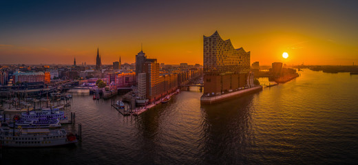 Skyline Hamburg bei Sonnenaufgang mit Blick auf Hafen und Elbphilharmonie