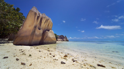 Fototapeta premium The famous beautifully shaped granite boulders at the coast La Digue island, Seychelles