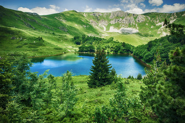 Fototapeta na wymiar Panoramic view of beautiful mountain range with crystal clear lake