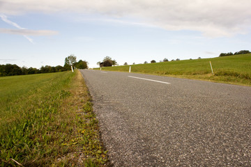 Fototapeta premium Landstraße auf einen Berg tiefer Blickwinkel