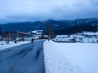 Paisaje de invierno frío y nevado en Teisendorf, región de Baviera en Alemania, diciembre de 2018