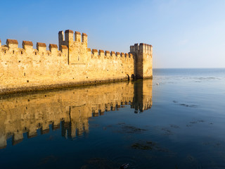 El castillo de ScaligeR , fortaleza y punto de acceso al centro histórico de Sirmione. Es uno de los castillos más completos y mejor conservados de Italia, diciembre de 2018