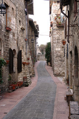 Fototapeta na wymiar narrow street in Assisi in Umbria