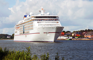 Obraz premium Kreuzfahrtschiff auf dem Nord-Ostsee-Kanal in Rendsburg, Schleswig-Holstein in Norddeutschland