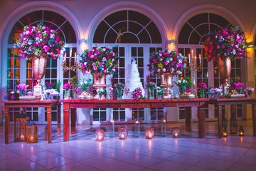 wedding decor flowers cake table