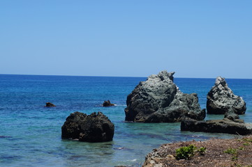 playa azul con espectacular cielo azul, paisaje, piedras 
