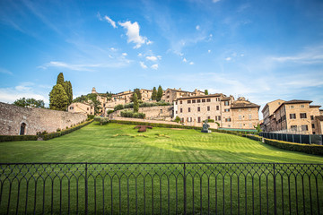 Fototapeta na wymiar View of the lawn in front of the Basilica of San Francesco and the city of Assisi