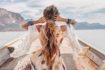 modisches junges Model im Boho-Style-Kleid auf Boot am See © zolotareva_elina