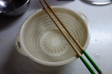 ザルと菜箸