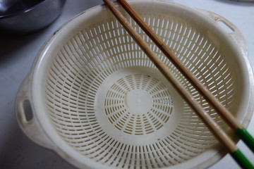 ザルと菜箸