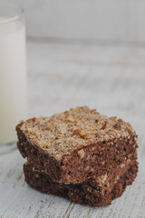 brownie en primer plano con fondo desenfocado 