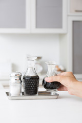 和食の食卓調味料を持つ