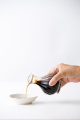 醤油を注ぐ