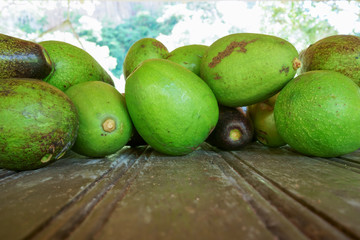 Los aguacates que están en la mesa están muy verdes.