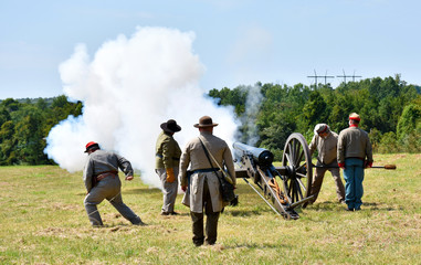 Artillery demonstration at Manassas National Battlefield Park, 157th anniversary of Second Battle of Manassas, Manassas, Virginia, USA - obrazy, fototapety, plakaty