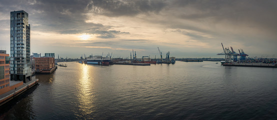 Panorama vom Hamburger Hafen bei Sonnenaufgang