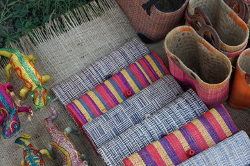 taschen auf dem markt in madagaskar in afrika mit lemur