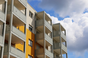 Balkone an einem großen Appartement-Gebäude