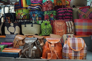 taschen auf einem markt in madagaskar