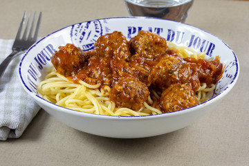 boulettes à la tomate et spaghetti